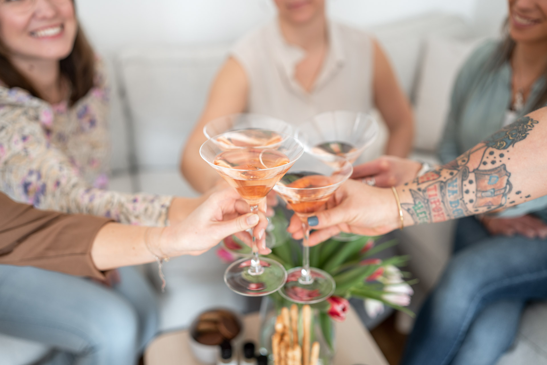 frauen anstossen auf einer Monroe dildoparty