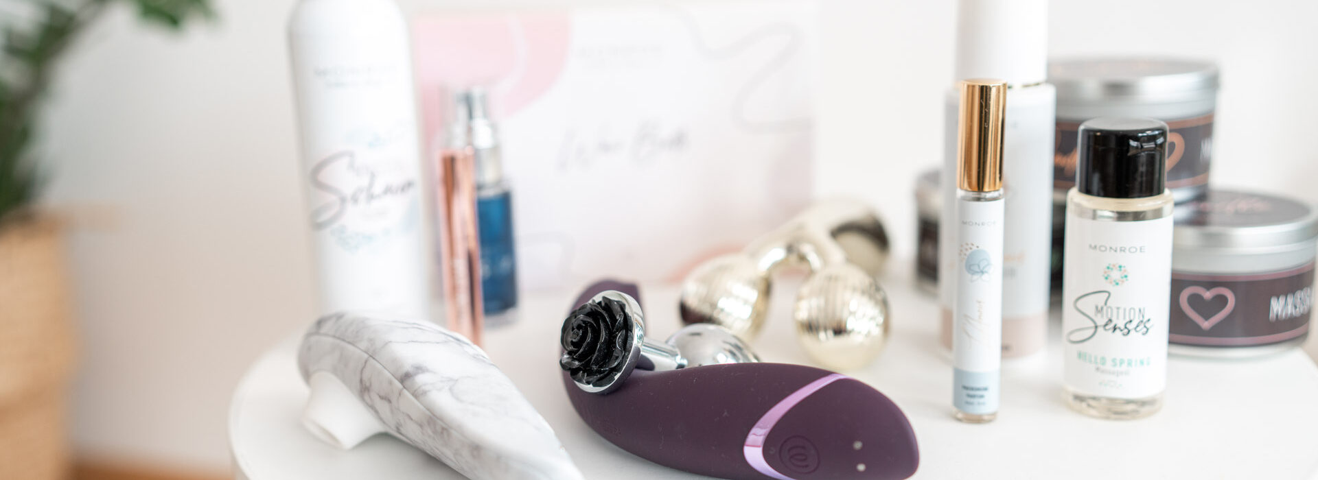 dildo auf tisch bei einer Dildoparty von Monroe