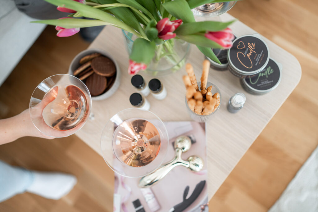Monroe Shooting32 Snacks und Dildoparty Katalog bei einer Dildoparty von Monroe