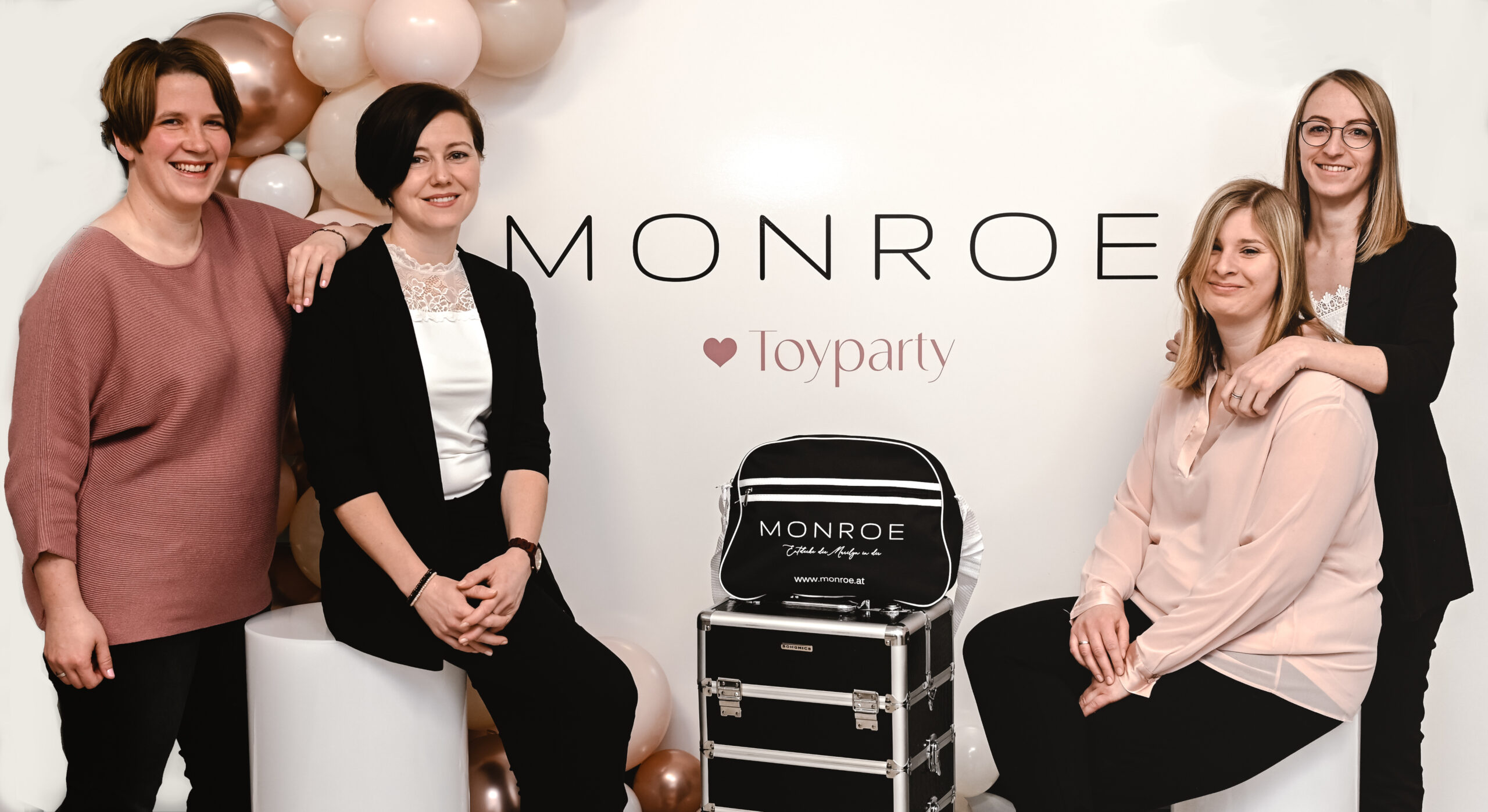 Unser Büro- und Versandteam (v. l. n. r. Sandra, Sabine, Lisa und Manuela) Unser Büro- und Versandteam (v. l. n. r. Sandra, Sabine, Lisa und Manuela)