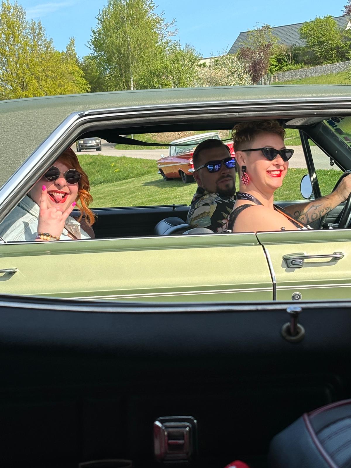 MONROE Toyparty 10 Jahre Jubiläum Bonusrundfahrt mit Original-Oldtimern